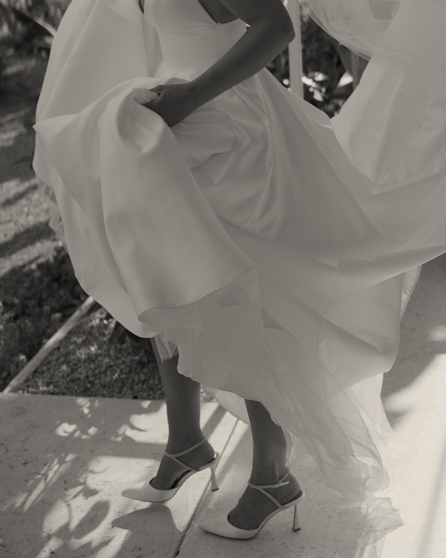 Movement defines the silhouette.

Lighter fabrics, softer volume—
designed to respond to air, light, and motion.

The dress doesn’t hold a single shape.
It evolves throughout the day.

Planning @marthaayalacaboweddings
Venue @florafarms // @florafarmsweddings
Photographer @raeconnell
Hair & Makeup @enriquemuartistt
Dj @djmijares
Florals @floriographymx
Dance Floor @delmareventscabo
Stationery @entela.mx
Transportation @cabo_seasons