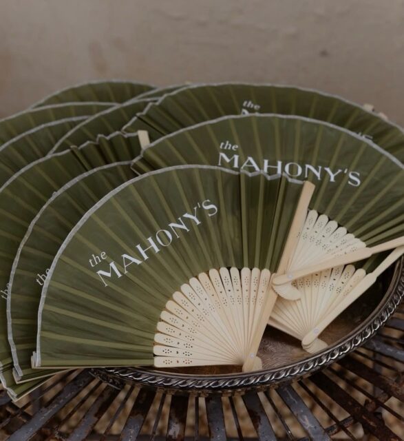 From handwoven palm fans to custom paper designs, ceremony fans are equal parts practical and beautiful. They keep guests cool, elevate your ceremony styling, and double as a keepsake they’ll take home.
Because the smallest details often leave the biggest impression.

#CaboBrideMagazine #WeddingInspiration #WeddingFans #WeddingDetails #LuxuryWedding